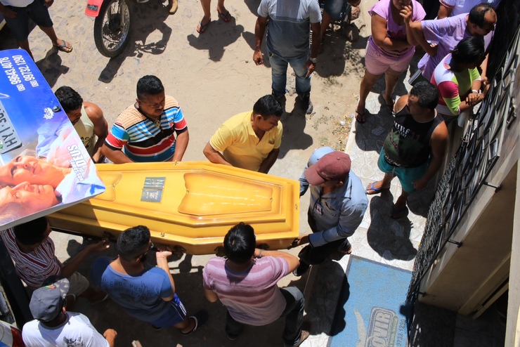 Centenas de pessoas foram ao sepultamento de Augusto César do Nascimento em Santana do Acaraú. (Foto: Fabio Lima/O POVO)