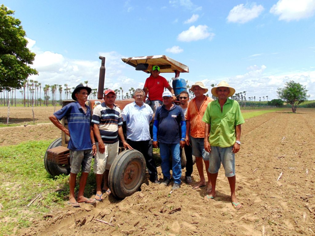 Edinho Nobre com agricultores. (Foto: Valdecir Pimenta)