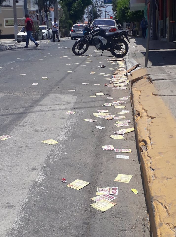 Com garis trabalhando com fome e sob ameaça, candidatos sujam as ruas de Quixadá com milhares de santinhos