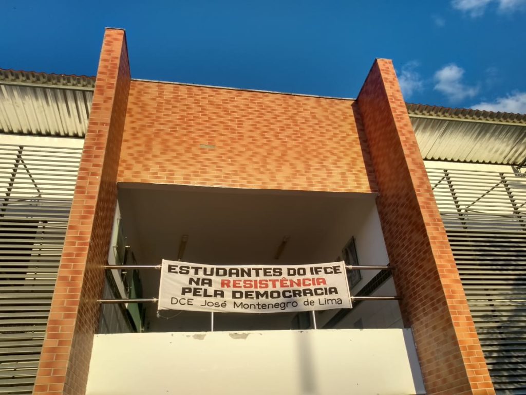 Faixas em defesa da democracia são colocadas por estudantes no IFCE de Quixadá