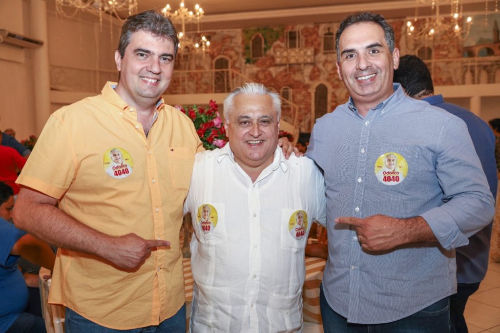 João Paulo aparece ao lado de Odorico Monteiro e Ricardo Silveira, ao lado de quem está empenhado em campanha eleitoral. 