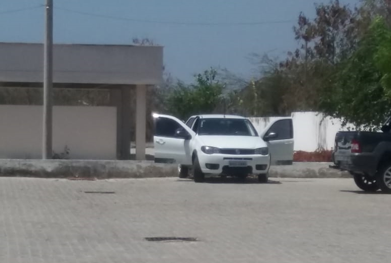 Homem é encontrado morto dentro de carro no estacionamento da Policlínica em Quixadá